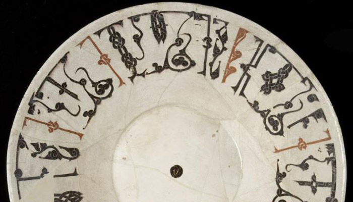 10th-century Samanid bowl featuring a black-on-white Arabic inscription